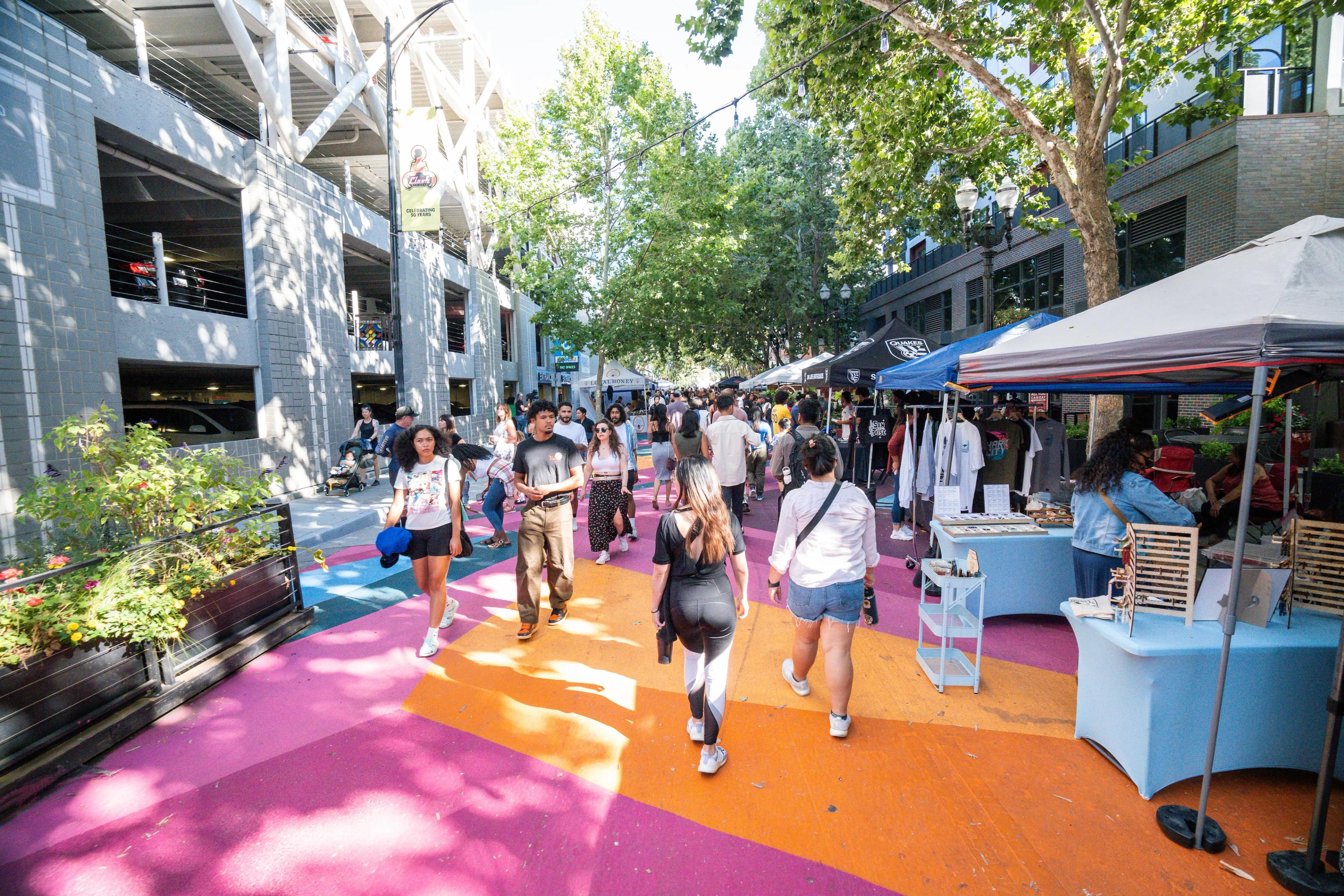 متطوعون يتعاونون لإعادة تأهيل الحدائق والمساحات المشتركة. متطوعون يتعاونون لإعادة تأهيل الحدائق والمساحات المشتركة.